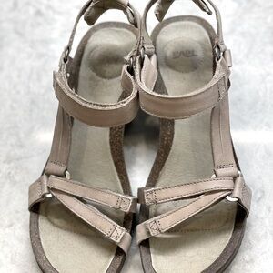 Excellent condition. Teva Ysidro Beige Leather Wedge Sandals Women.